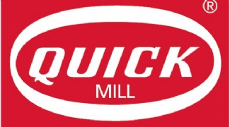 Zu sehen ist das Quickmill Logo in weißer Schrift umrandet von einer weiße Ellipse. Mittig ist in großen Blockbuchstaben „QUICK“ geschrieben, darunter kleiner „MILL“. Der gesamte Hintergrund ist in Rot gehalten.