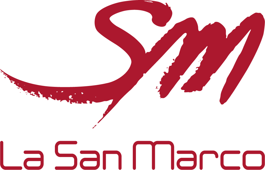 Zu sehen ist das La San Marco Logo in roter Schrift. Darüber sind ebenfalls in Rot die großen geschwungenen Buchstaben „S M“ abgebildet.